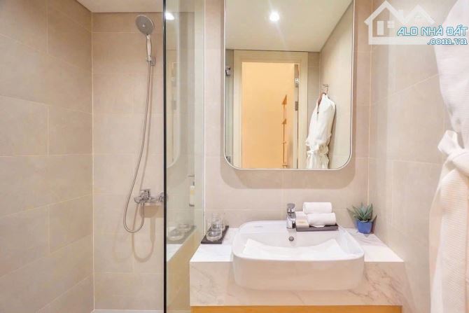 Bán nhà Lạc Long Quân, 6 tầng, sát ô tô