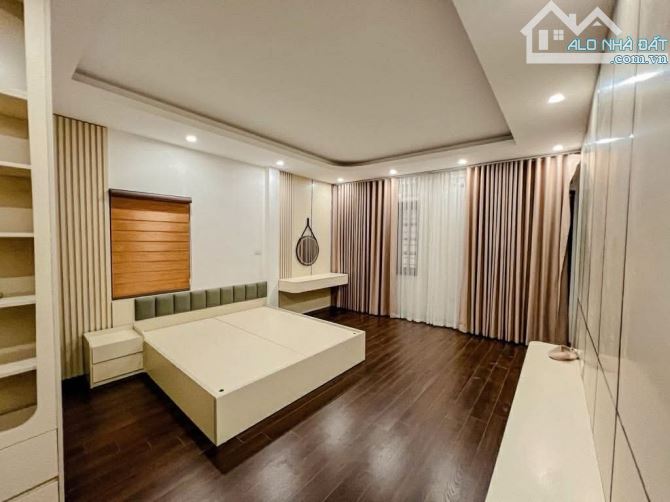 Bán nhà Xuân La, 38m x 5 tầng, dân xây, lô góc, tặng nội thất, giá chỉ 9 tỷ