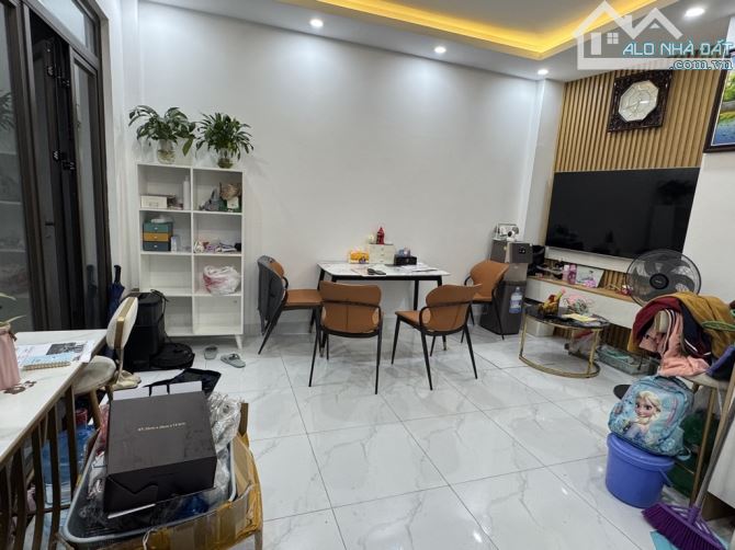 HIẾM – TRUNG TÂM BẠCH MAI – 30M² x 5T – GIÁ 8 TỶ – CÓ SÂN RỘNG ĐỂ XE