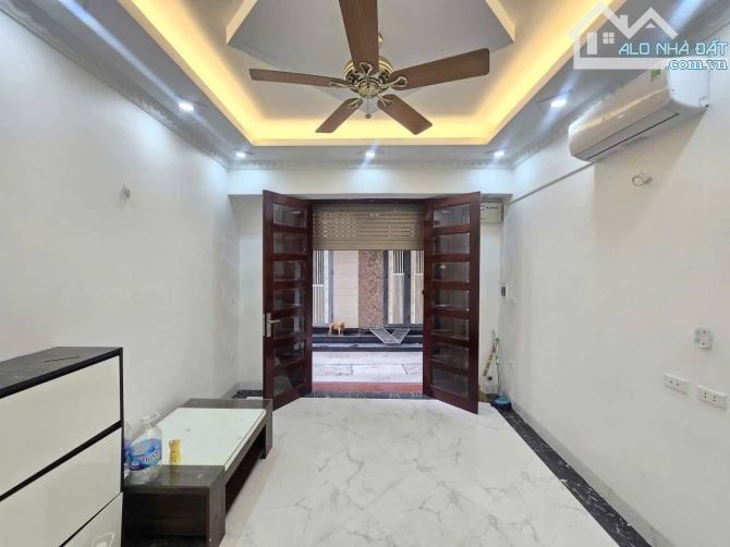 Bán nhà Đường 8/3, Hai Bà Trưng: dt 35m, mt 4.1m, 5 tầng, giá 8 Tỷ, có thương lượng.