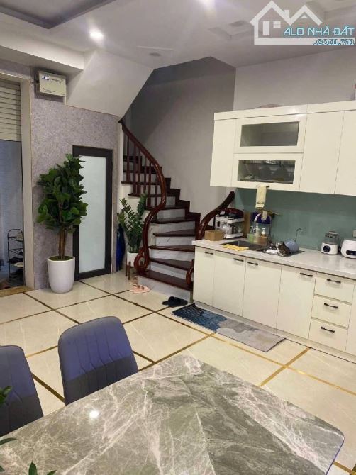 Phố Thái Thịnh 42m x 5t – Nhà đẹp lô góc thoáng sáng