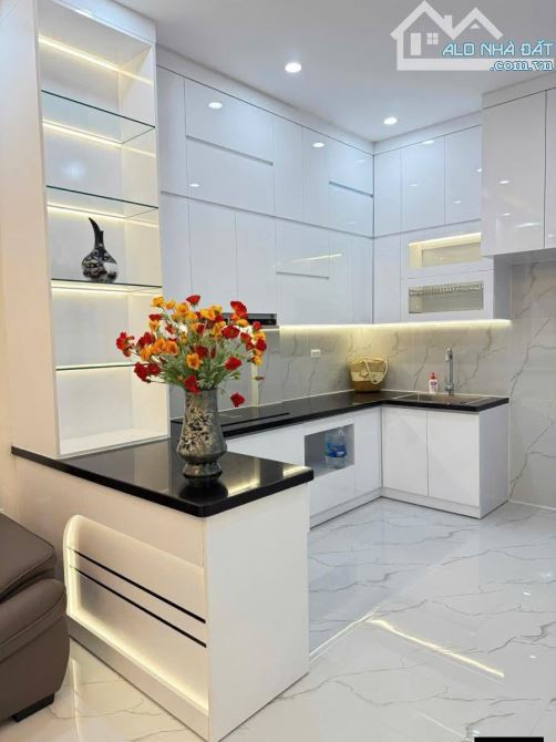 Nhà Đẹp Thang Máy, Nguyễn Phúc Lai, Đống Đa 39/45m, 5 tầng, mt 3.5m, giá 12.6 tỷ.