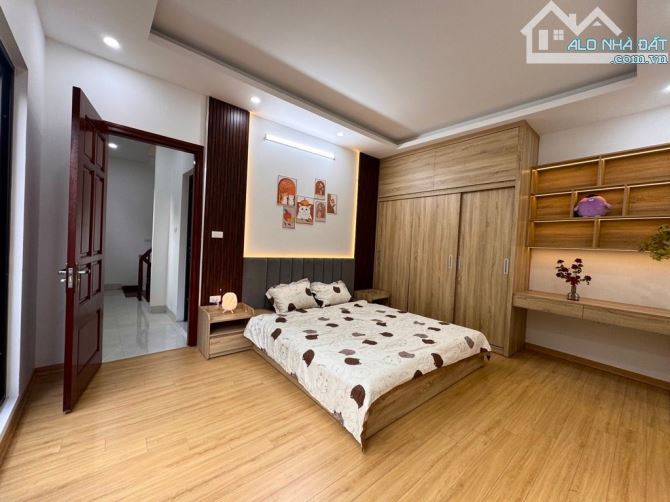 Nhanh còn các bác . Nhà mới đẹp . Oto đỗ thiết bị châu âu . Diên tích 36m giá 8, 9 tỷ .