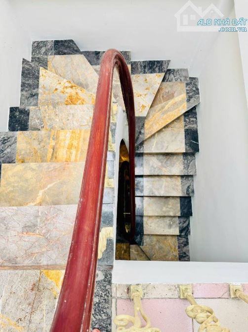 Bán nhà 5 tầng Cầu Giấy phân lô, ô tô cách nhà 50m