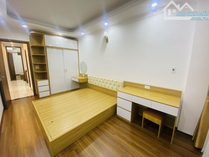 Nhà đẹp Ngọc Thuỵ, diện tích 36m², vị trí trung tâm thuận tiện đủ đường.