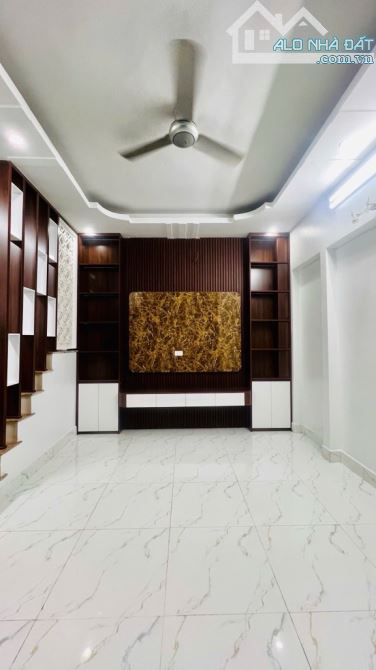 SIÊU HIẾM 31m2 - RẺ NHẤT HOÀNG MAI - NGẬP TRÀN TIỆN ÍCH - ÔTÔ TRÁNH HƠN 20M - VỊ TRÍ ĐẸP