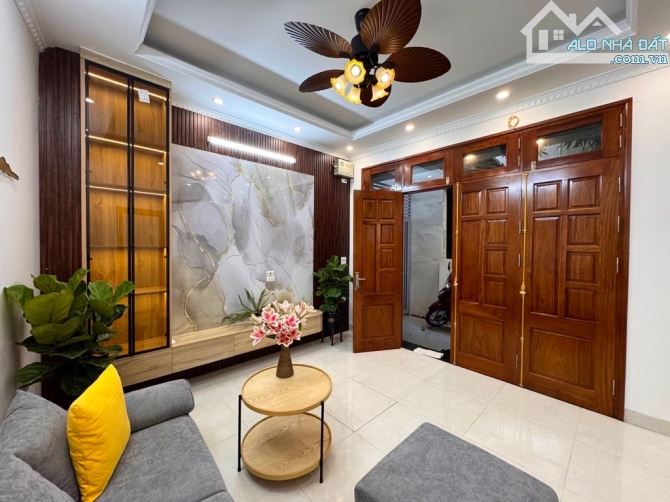 Đẳng Cấp là đây! Kim Ngưu 36m2 - Ô tô đỗ cổng - mặt tiền 7.7m thoáng sáng - 8.9 tỷ( có TL)