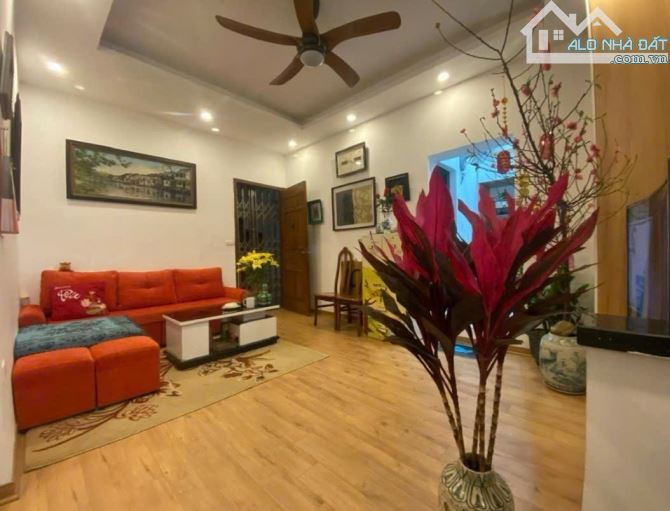 Tập thể 126 Kim Ngưu 98m 3 ngủ, 2 vệ sinh, ô tô , tặng nội thất