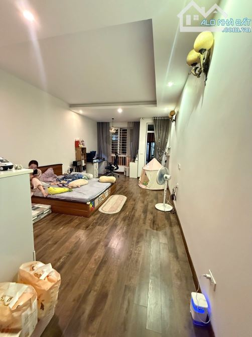 Bán nhà phân lô phố Lạc Trung, DT 70m, 5 tầng, MT 4.5m, giá 24.8 tỷ, ngõ oto tránh.