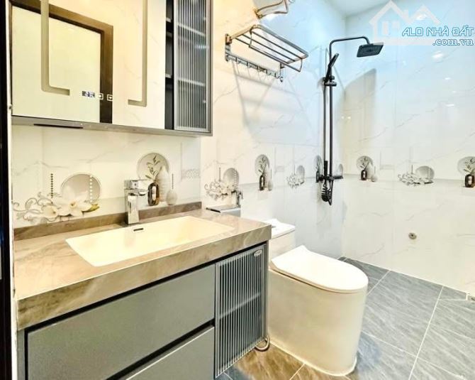 Tứ Liên vị trí ngõ nông gần đường oto, thiết kế hiện đại, thang máy DT37m2 5 tầng.