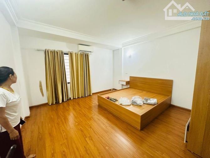 Bán Nhà Lô Góc, Gần Phố, Dương Văn Bé, Hai Bà Trưng 33/41m, 5 tầng, mt 4.6m, giá 8.6 tỷ.