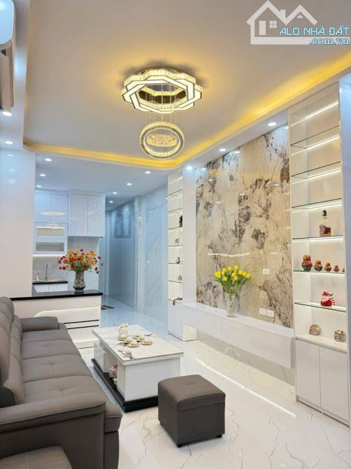 Nhà Đẹp Thang Máy, Nguyễn Phúc Lai, Đống Đa 39/45m, 5 tầng, mt 3.5m, giá 12.6 tỷ.