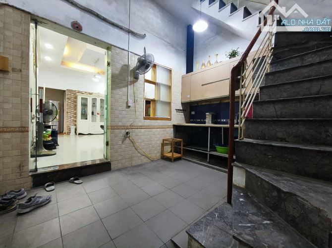 Nhà dân xây ngõ 290 Kim Mã, xây dựng 56m2 x 4 ngủ, gần mặt ngõ, thuê 11 tr/th. Giá 9.95 tỷ