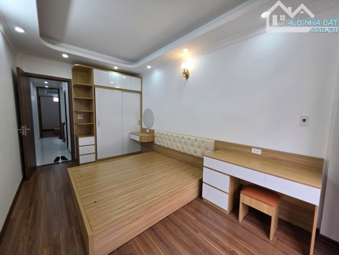 Nhà đẹp Ngọc Thuỵ, diện tích 36m², vị trí trung tâm thuận tiện đủ đường.