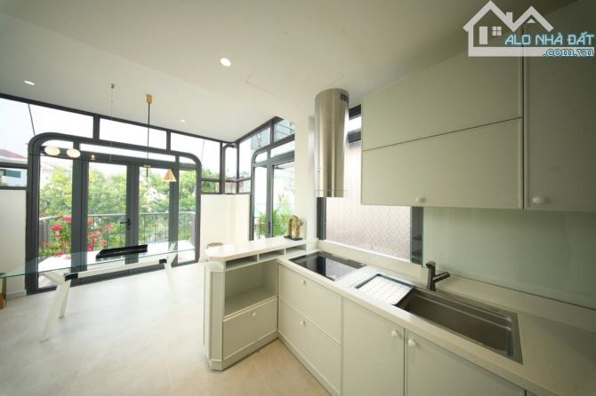 SIÊU PHẨM NHÀ XÂY MỚI- THANG MÁY- 5 TẦNG LÔ GÓC 3 THOÁNG - FULL NỘI THẤT-TRUNG TÂM