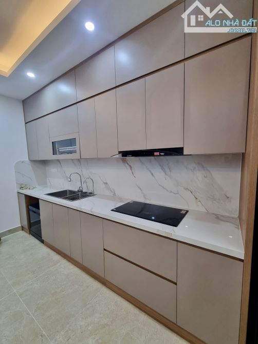 SIÊU PHẨM PHÂN LÔ TRẦN QUỐC HOÀN – 65M² • 6 TẦNG • THANG MÁY KÍNH • NHÀ MỚI NỘI THẤ