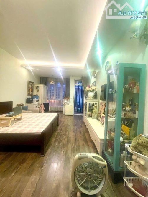 Bán nhà phân lô phố Lạc Trung, DT 70m, 5 tầng, MT 4.5m, giá 24.8 tỷ, ngõ oto tránh.