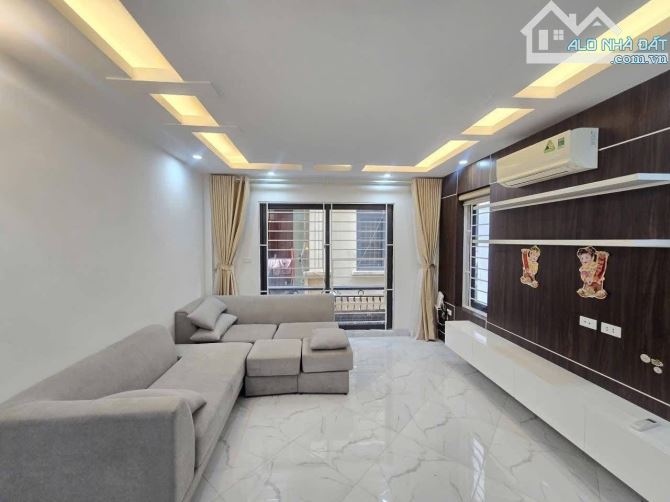 Bán nhà Đường 8/3, Hai Bà Trưng: dt 35m, mt 4.1m, 5 tầng, giá 8 Tỷ, có thương lượng.