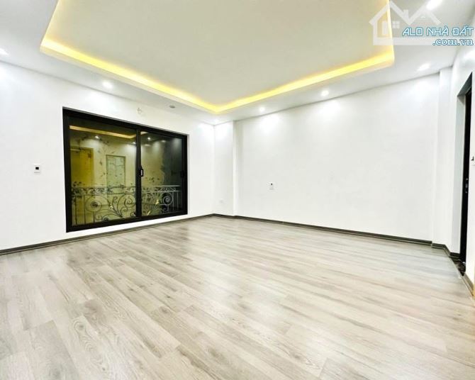 Tứ Liên vị trí ngõ nông gần đường oto, thiết kế hiện đại, thang máy DT37m2 5 tầng.