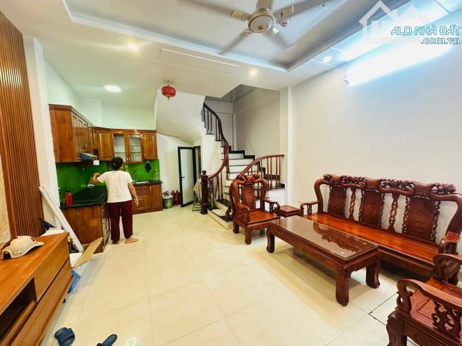 Bán Nhà Lô Góc, Gần Phố, Dương Văn Bé, Hai Bà Trưng 33/41m, 5 tầng, mt 4.6m, giá 8.6 tỷ.