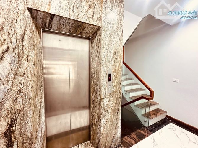 Lô góc Trần Quang Diệu 7T thang máy bề thế, dân xây đẹp, gara, gần phố, sổ đẹp 66m2