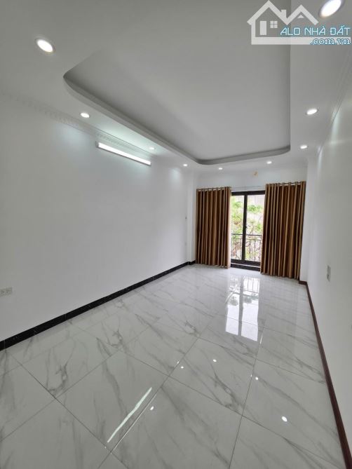 Nhà đẹp Ngọc Thuỵ, diện tích 36m², vị trí trung tâm thuận tiện đủ đường.