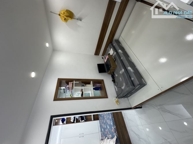 HIẾM! DƯỚI 3 TỶ CÓ NGAY TẬP THỂ TẦNG 1 TÂN MAI - 55M² - 2 NGỦ - SÂN ĐỂ XE RIÊNG - SỔ ĐỎ