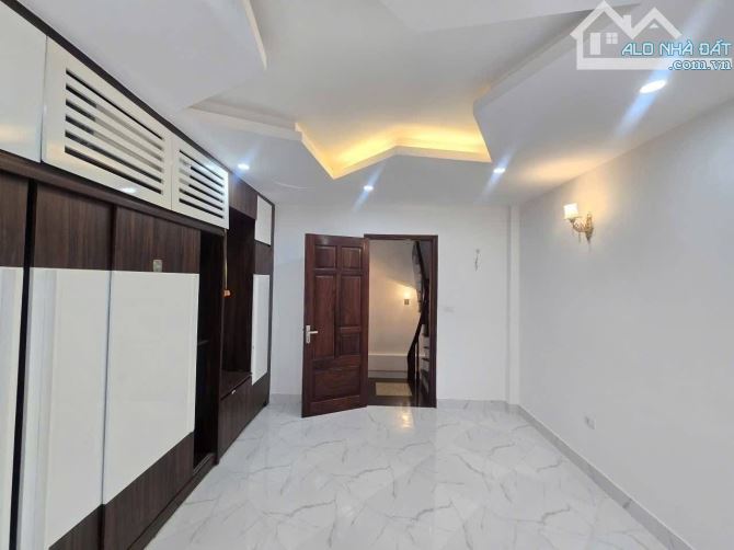 Bán nhà Đường 8/3, Hai Bà Trưng: dt 35m, mt 4.1m, 5 tầng, giá 8 Tỷ, có thương lượng.