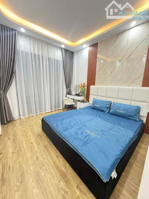 Nhà Đẹp Thang Máy, Nguyễn Phúc Lai, Đống Đa 39/45m, 5 tầng, mt 3.5m, giá 12.6 tỷ.