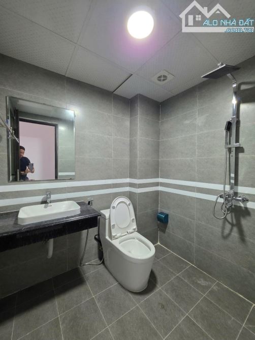 Nhà đẹp Ngọc Thuỵ, diện tích 36m², vị trí trung tâm thuận tiện đủ đường.