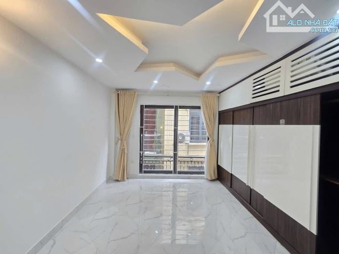 Bán nhà Đường 8/3, Hai Bà Trưng: dt 35m, mt 4.1m, 5 tầng, giá 8 Tỷ, có thương lượng.