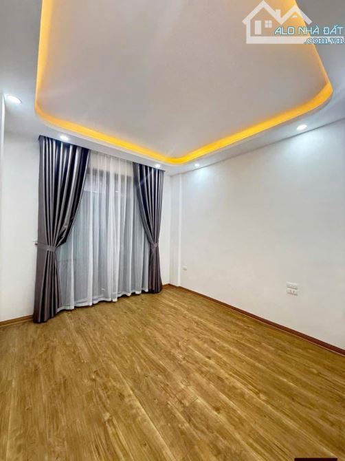 Nhà Đẹp Thang Máy, Nguyễn Phúc Lai, Đống Đa 39/45m, 5 tầng, mt 3.5m, giá 12.6 tỷ.