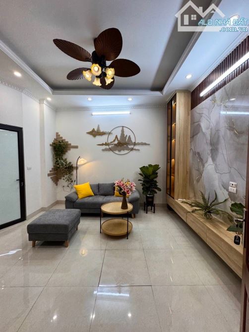 Nhanh còn các bác . Nhà mới đẹp . Oto đỗ thiết bị châu âu . Diên tích 36m giá 8, 9 tỷ .