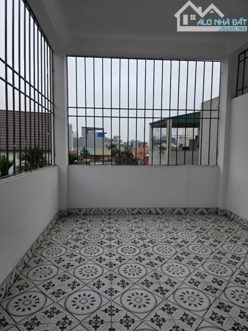 Nhà đẹp Ngọc Thuỵ, diện tích 36m², vị trí trung tâm thuận tiện đủ đường.