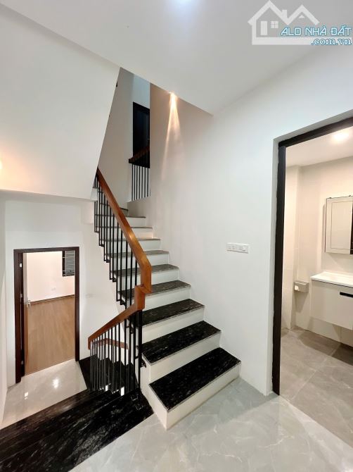 BÁN NHANH NHÀ KHUẤT DUY TIẾN THANH XUÂN, PHÂN LÔ OTO ĐỖ CỬA, 55M 5 TẦNG, CHỈ 18.X TỶ