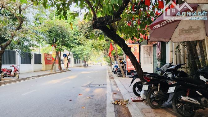 Bán nhà phân lô Hoàng Cầu, 3 tầng 1 tum, mặt tiền 4,5m. Vỉa hè, oto KD. Giá 10,9 tỷ. Sổ đỏ