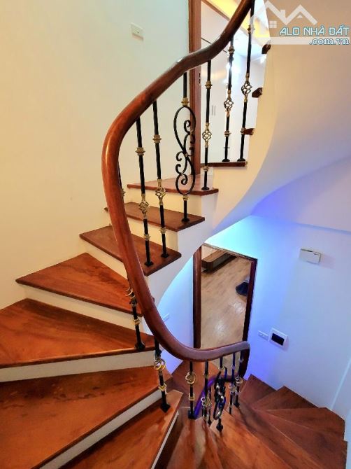 Bán nhà lô góc 3 thoáng, nhà 5 tầng, vị trí hiếm nhà bán, 36m sổ đỏ trao tay.