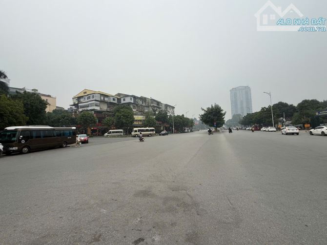 BÁN ĐẤT MẶT PHỐ NGUYỄN VĂN HUYÊN CẦU GIẤY 105 TỶ 300M2 MT 13M VỈA HÈ Ô TÔ TRÁNH KINH DOA