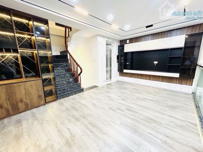 Siêu phẩm, bán nhà Phường Vĩnh Hưng, 7 tầng thang máy, đường trước nhà 8m, phân lô, chỉ 13