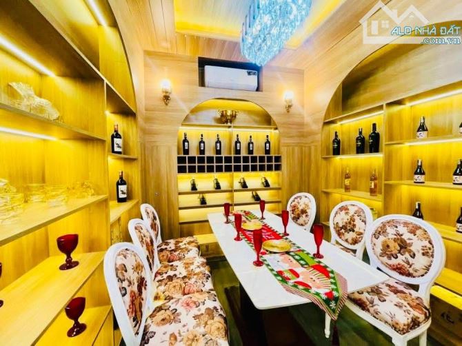 Bán nhà Phố Xuân Diệu- DT 40M - mặt tiền 5 m- 7 tầng thang máy mới koong -