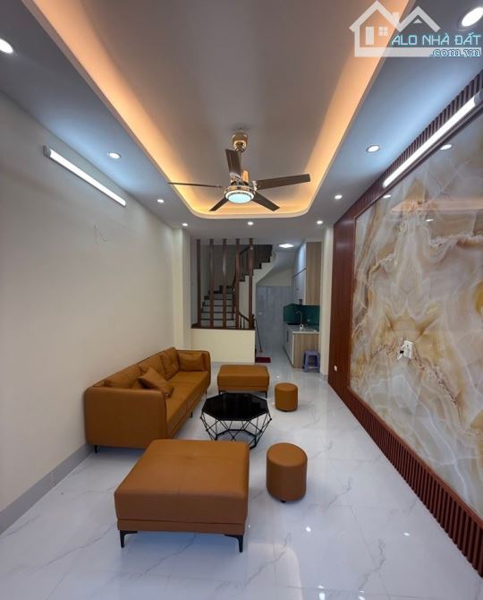 Bán nhà Vĩnh Hưng, nhà mới đón tết, 5 tầng đủ công năng, sát phố oto đỗ cổng, 36m2 7.7 tỷ