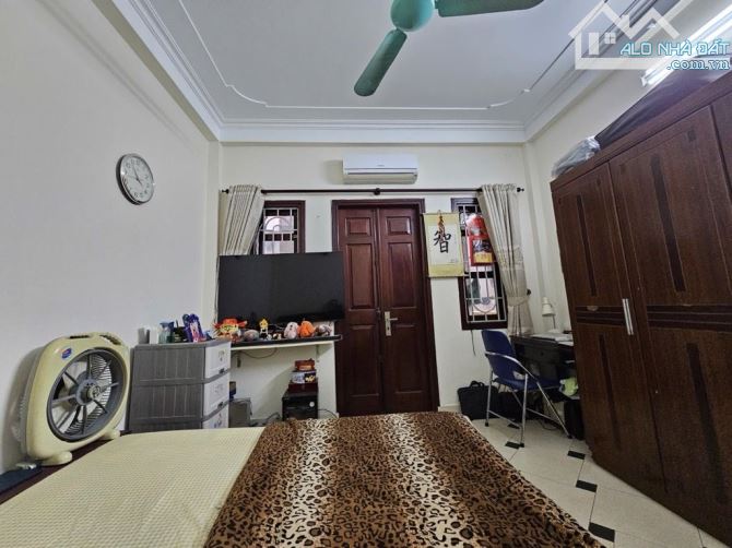 Bán căn nhà phố xã đàn ô tô đỗ cửa ra mặt phố 10m