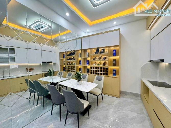 NHÀ ĐẸP KHƯƠNG HẠ - NHỈNH 14 TỶ -GARA 7 CHỖ - 10 MÉT RA HỒ - FULL NỘI THẤT VIP.