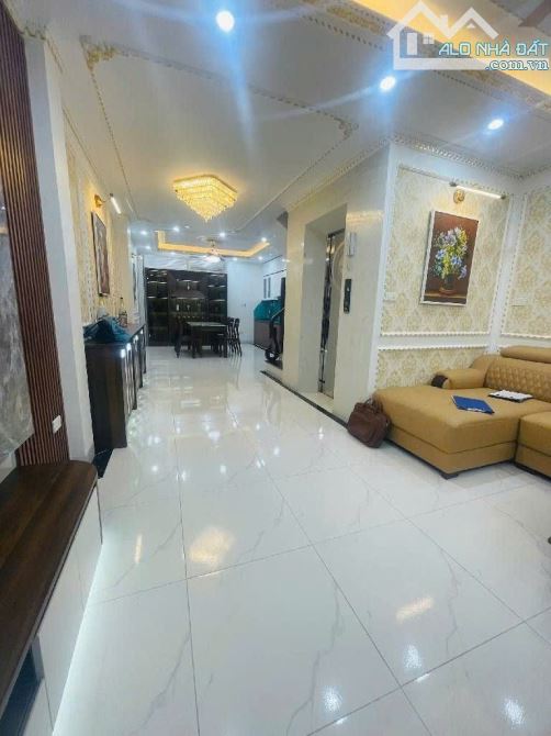 Nhà Hoàng Quốc Việt 68m2 Thang máy - Phân Lô ô tô tránh kinh doanh - Giá 26.x tỷ hơn