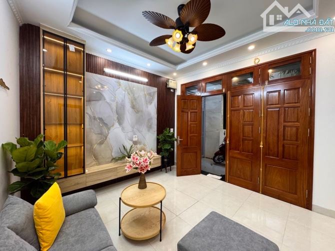 HOT NHẤT TAM TRINH! LÔ GÓC ĐỈNH CAO - MẶT TIỀN 8.2M - 5 TẦNG MỚI - CHỈ 6.6 TỶ