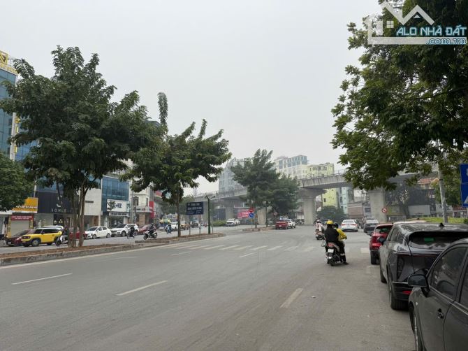 BÁN ĐẤT MẶT PHỐ NGUYỄN VĂN HUYÊN CẦU GIẤY 105 TỶ 300M2 MT 13M VỈA HÈ Ô TÔ TRÁNH KINH DOA