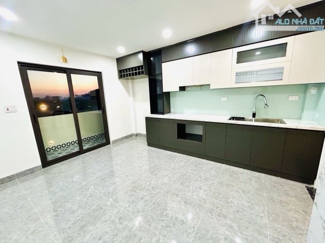 Siêu phẩm, bán nhà Phường Vĩnh Hưng, 7 tầng thang máy, đường trước nhà 8m, phân lô, chỉ 13