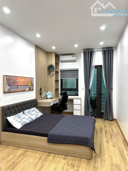 Bán nhà Tam Trinh ô tô đỗ cách 5m, 5 tầng tặng nội thất, sân để 10 xe máy, 35m2 7.6 tỷ