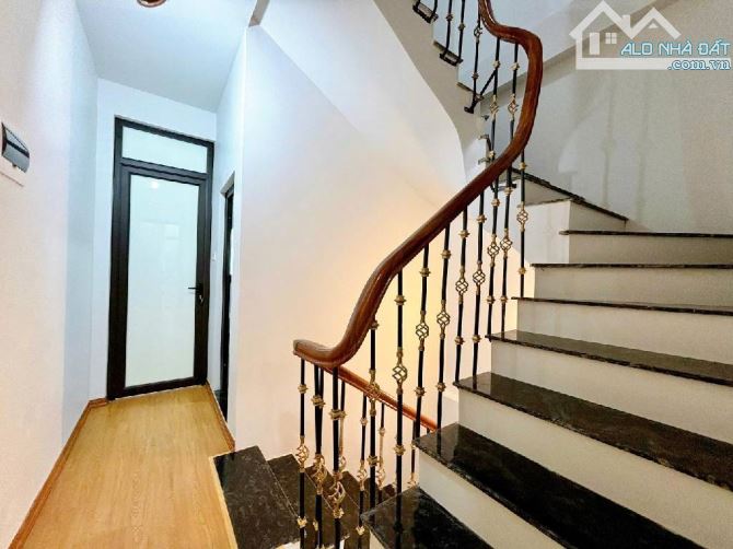 NHÀ ĐẸP KHƯƠNG HẠ - NHỈNH 14 TỶ -GARA 7 CHỖ - 10 MÉT RA HỒ - FULL NỘI THẤT VIP.