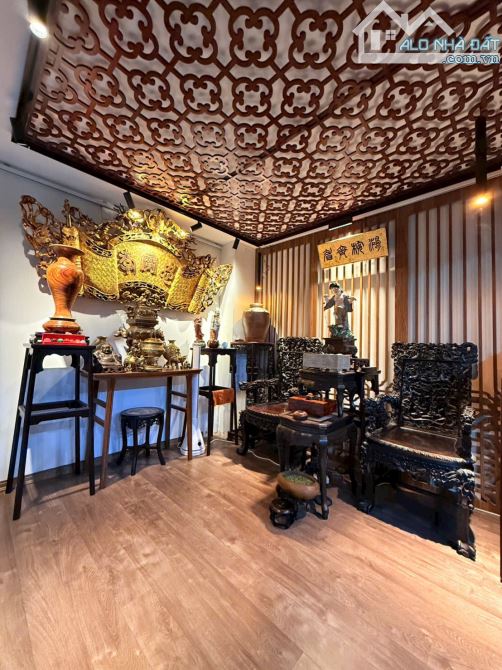 Bán nhà phân lô Hoàng Cầu, 3 tầng 1 tum, mặt tiền 4,5m. Vỉa hè, oto KD. Giá 10,9 tỷ. Sổ đỏ